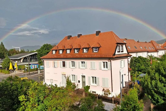 Diesen Regenbogen fotografierte BZ-Les...drand sieht man das Hallenbad Haslach.  | Foto: Markus Eichin