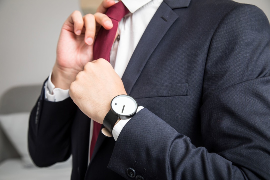 Nicht alle Uhren stellen sich automati...azu geh&ouml;ren analoge Armbanduhren.  | Foto: Christin Klose/dpa-tmn