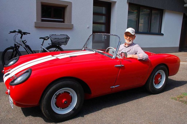 Emil Hauf ist stolz auf seinen restaurierten Berkeley-Sportwagen Baujahr 1956.  | Foto: Petra Wunderle