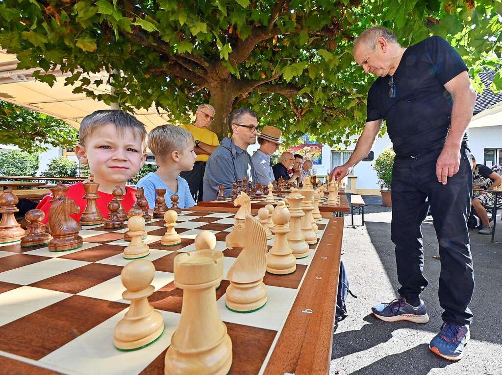 Das strategische Brettspiel Schach mit Matthias Matthias Deutschmann als Gegner.