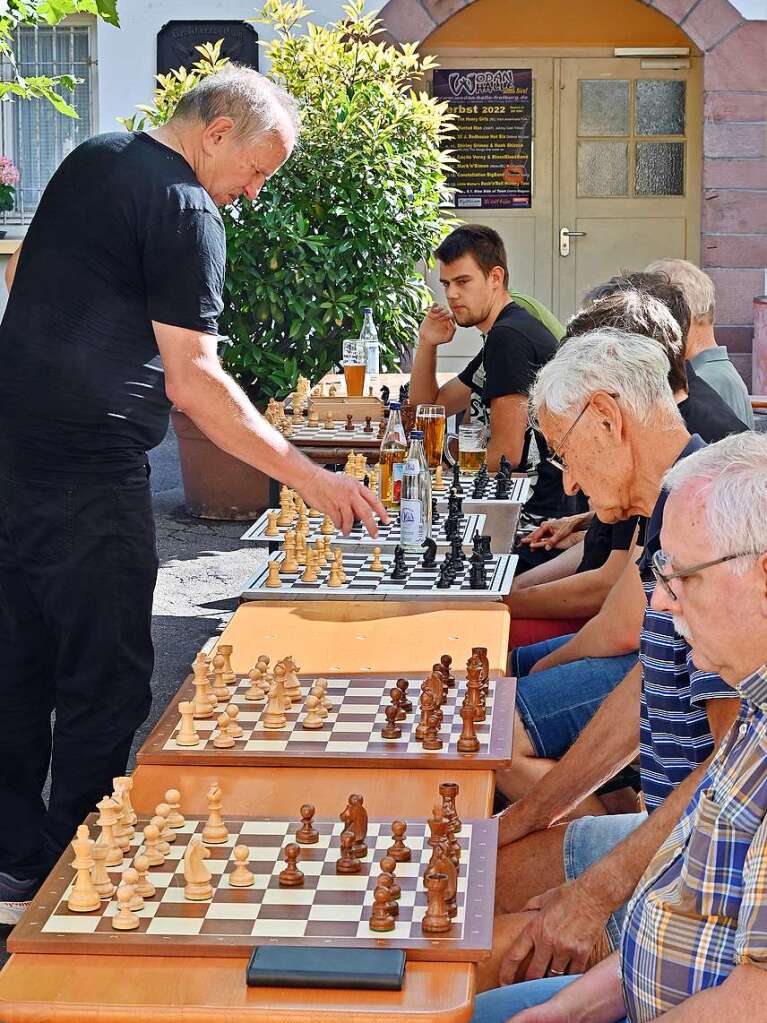 Das strategische Brettspiel Schach mit Matthias Matthias Deutschmann als Gegner.