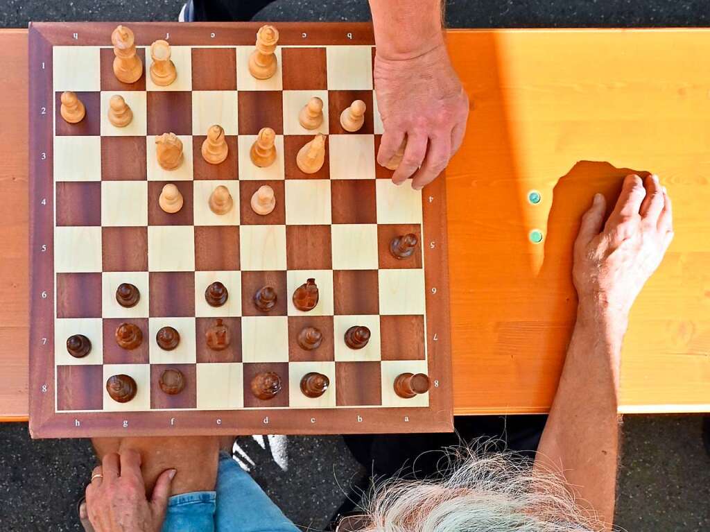 Das strategische Brettspiel Schach mit Matthias Matthias Deutschmann als Gegner.