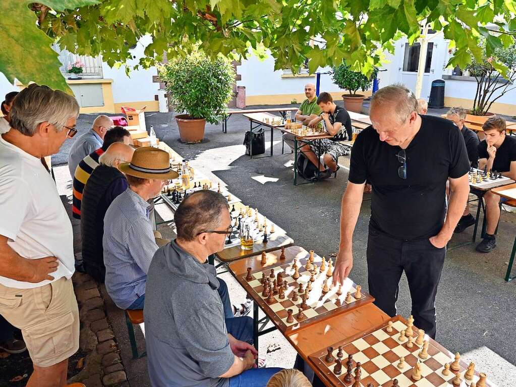 Das strategische Brettspiel Schach mit Matthias Matthias Deutschmann als Gegner.