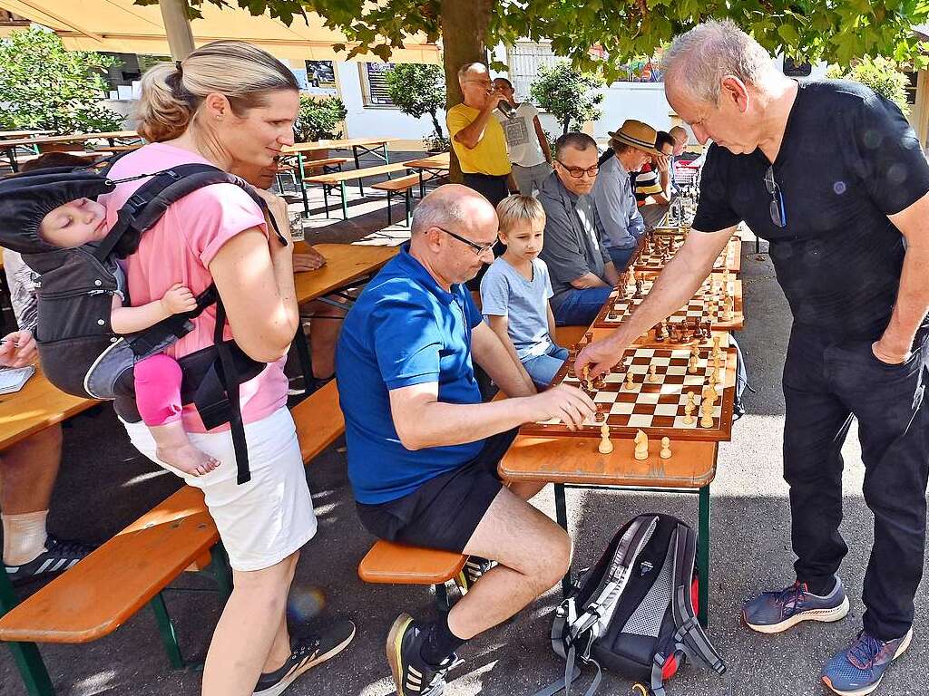 Das strategische Brettspiel Schach mit Matthias Matthias Deutschmann als Gegner.