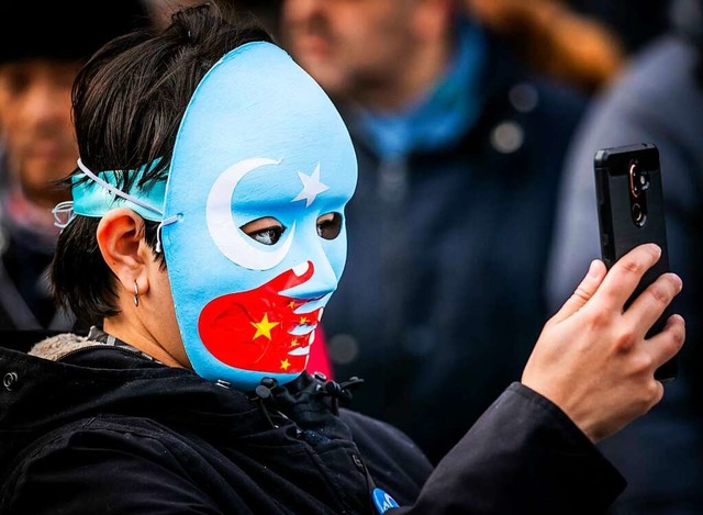 Ein Teilnehmer einer Demonstration vor... uigurischen Unabhngigkeitsbewegung.   | Foto: Remko De Waal