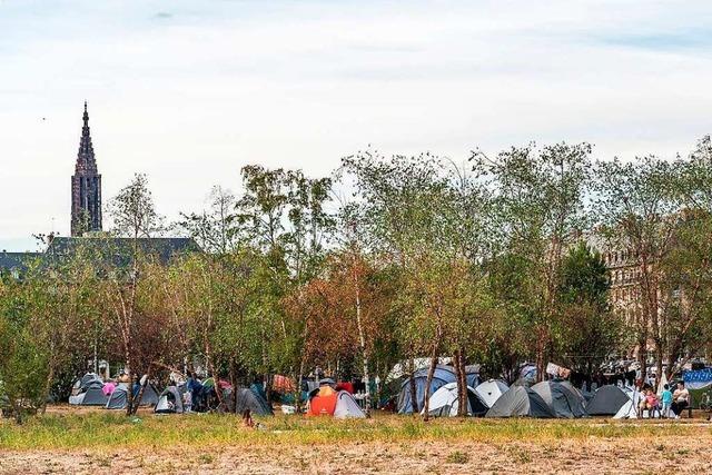 Flüchtlinge, die auf dem Straßburger Place de l’Etoile campen, sollen nach Holtzheim