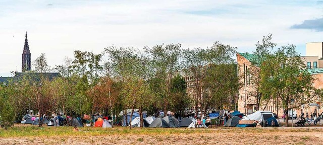 Geschtzt 100 Personen aus Albanien, A...e l&#8217;Etoile mitten  in Straburg.  | Foto: Anne Telw