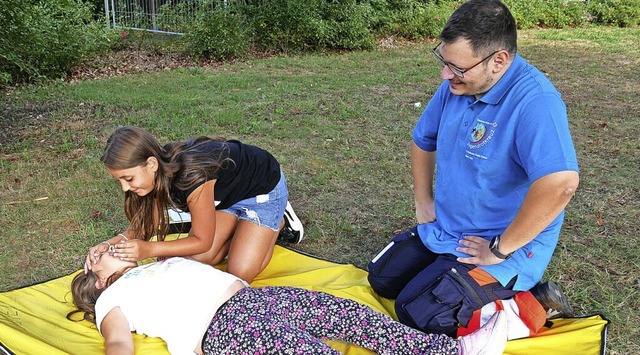 Mario Lucca zeigte den Kindern, wie ma...ten in die stabile Seitenlage bringt.   | Foto: Michael Gottstein