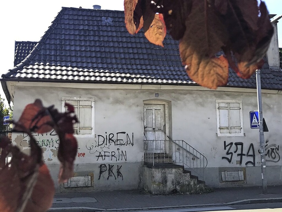 Das Häuschen an der Werderstraße Ecke ...eht mittlerweile arg mitgenommen aus.   | Foto: Susanne Ehmann