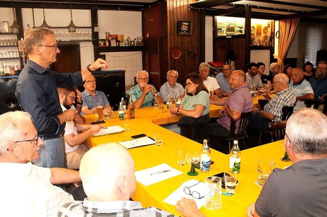 In der &#8222;Linde&#8220; in Reichenb...brgermeister Markus Ibert den Fragen.  | Foto: Reiner Beschorner