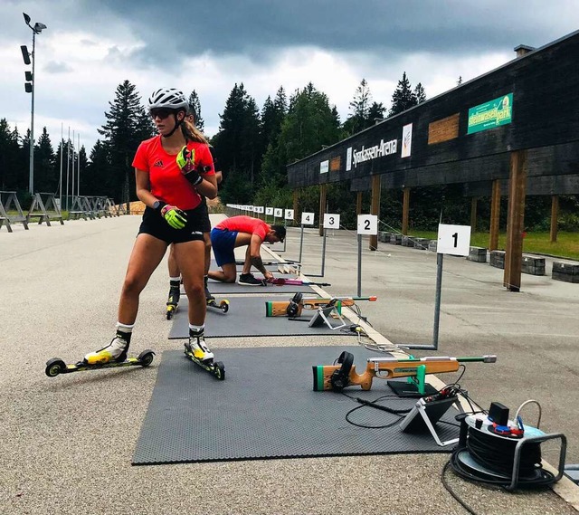 Im Sommer schieben sich die Athletinne...hleten auf Skirollern ber die Anlage.  | Foto: Michael Drfler