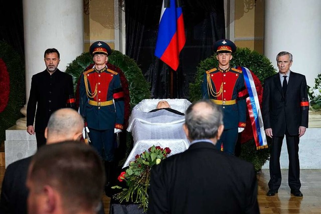 Menschen nehmen Abschied am offenen Sa...schen Prsidenten Michail Gorbatschow.  | Foto: Alexander Zemlianichenko (dpa)