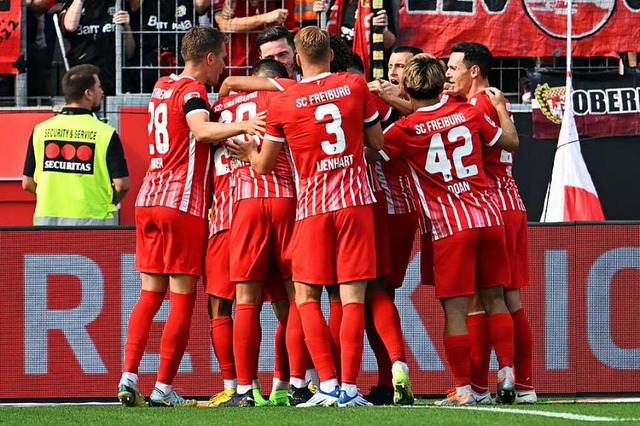 SC-Spieler beim Torjubel nach dem 2:1 gegen Leverkusen.  | Foto: Federico Gambarini (dpa)