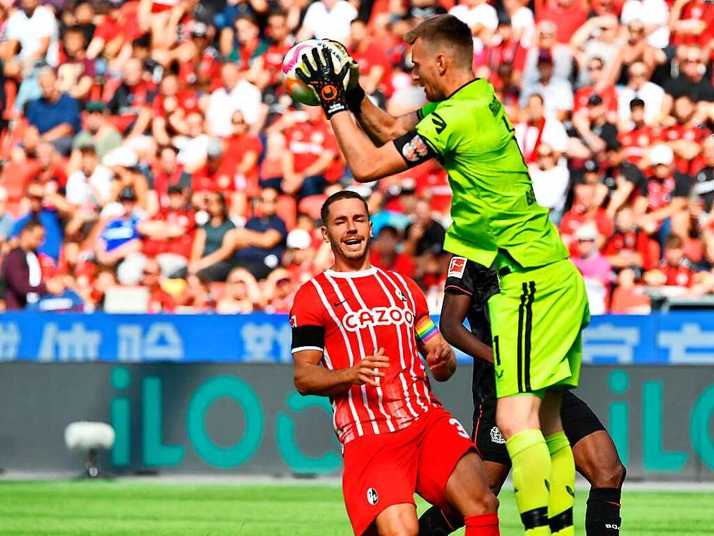 Leverkusens Torhter Hradecky kommt vor SC-Kapitn Gnter an den Ball.