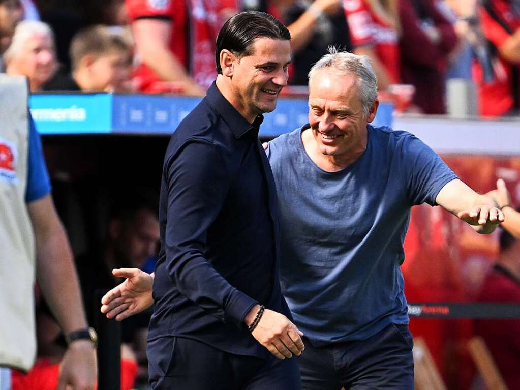 Leverkusens Trainer Gerardo Seoane und Christian Streich