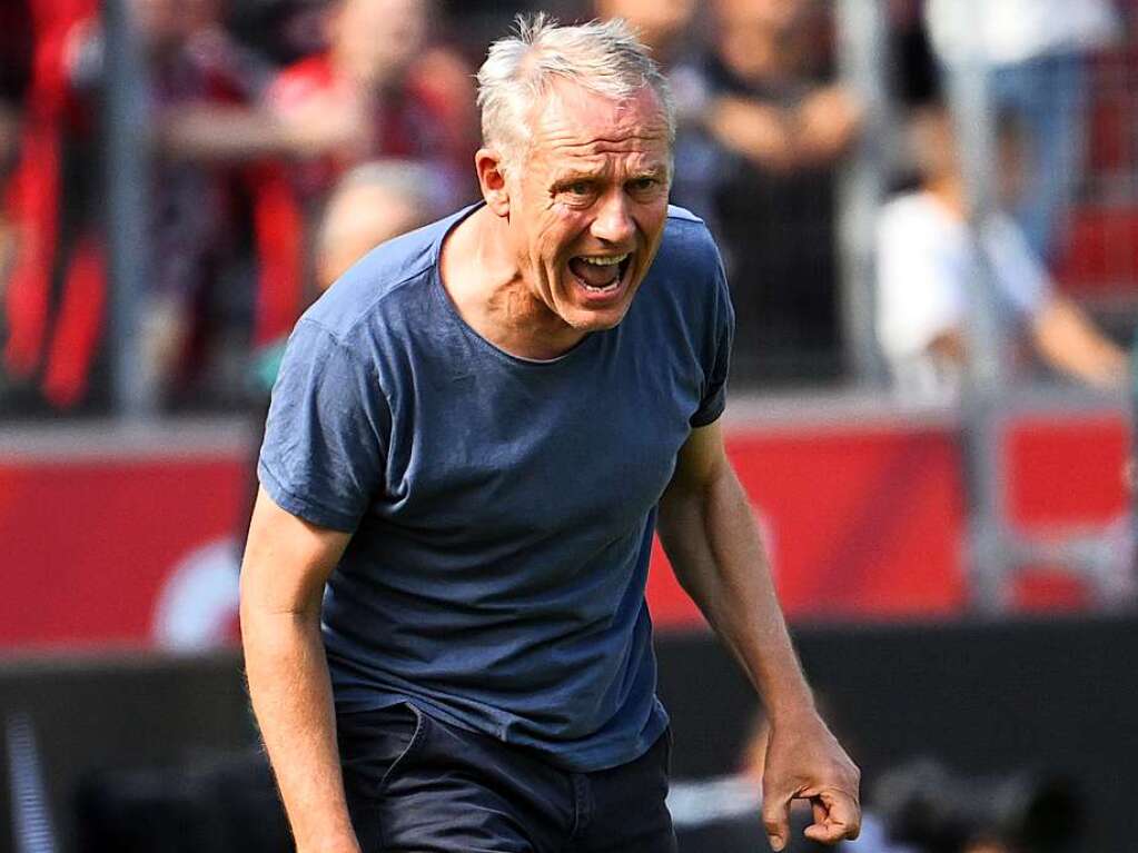 Freiburgs Trainer Christian Streich an der Seitenlinie