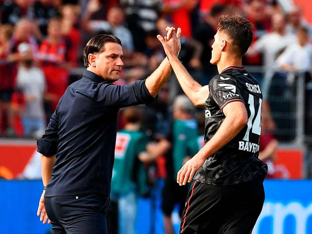 Leverkusens Strmer Patrik Schick und Trainer  Gerardo Seoane nach dem Ausgleich zum 2:2.