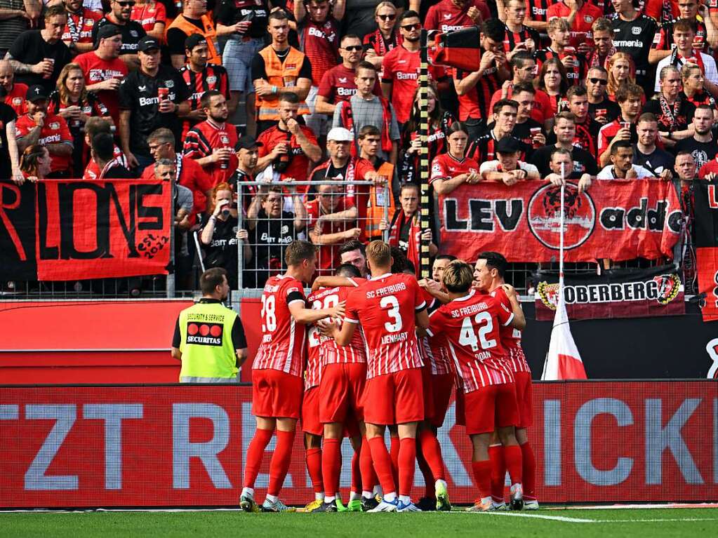 Freiburgs Spieler bejubeln das Tor zum 2:3.