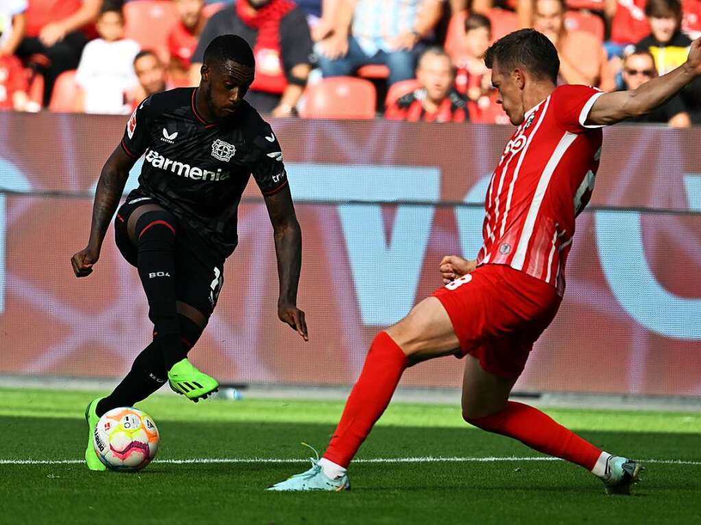 Leverkusens Callum Hudson-Odoi  und Matthias Ginter kmpfen um den Ball.