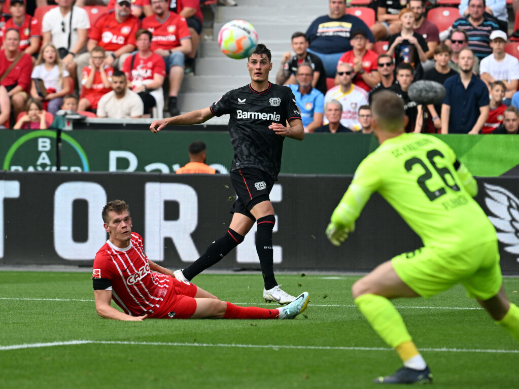 Leverkusens Patrik Schick schiet aufs Tor, Ginters Grtsche kommt zu spt.