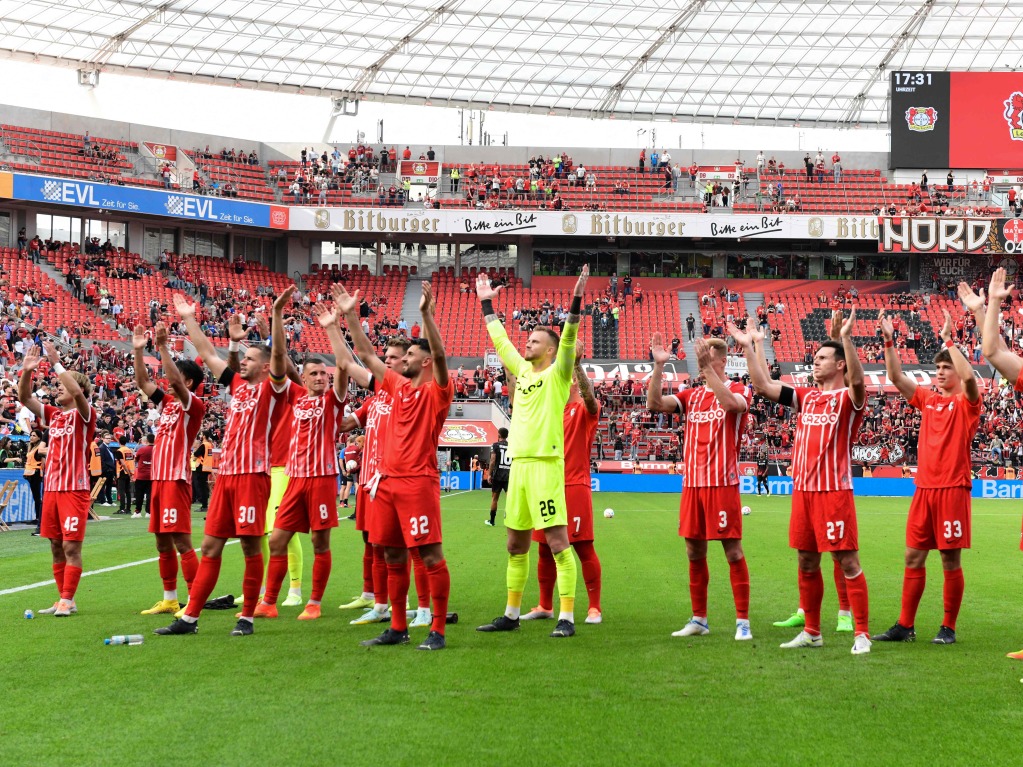 Die Mannschaft feierte vor dem Gsteblock die Tabellenfhrung.