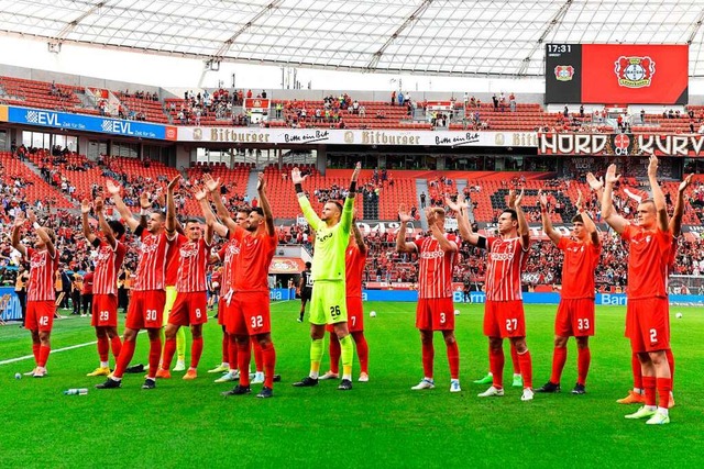 Die SC-Spieler feiern den Sieg gemeinsam mit ihren Fans.  | Foto: UWE KRAFT (AFP)