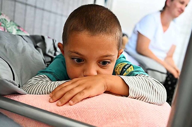 Abram und seine Mutter Ekaterina Ogly ...er Sporthalle in Radolfzell geschafft.  | Foto: Felix Kstle (dpa)