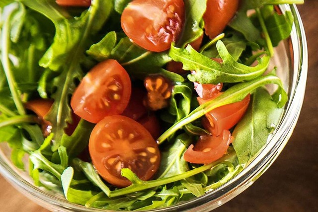 Die wrzig-scharfen Rucolabltter schmecken lecker in einem frischen Salat.  | Foto: Christin Klose (dpa)