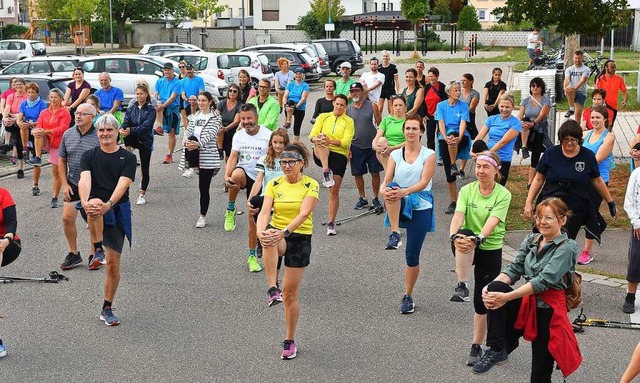 &#8222;Und hoch die Knie&#8220; &#8211...Start wurde sich kollektiv aufgewrmt.  | Foto: Wolfgang Knstle