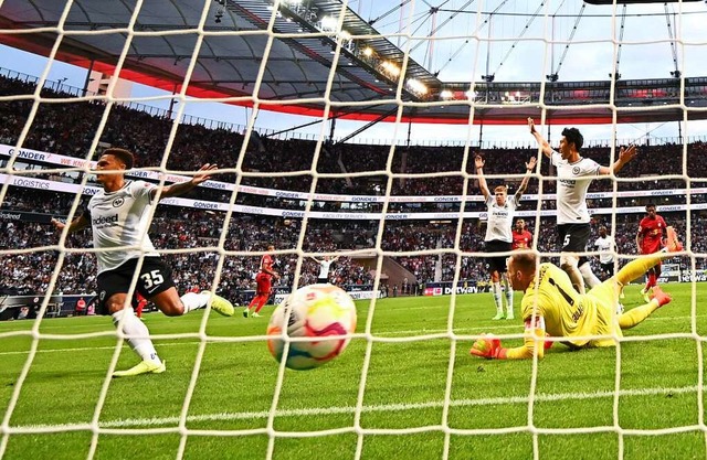 Frankfurts Spieler Tuta (links) trifft hier zum 3:0.  | Foto: Arne Dedert (dpa)