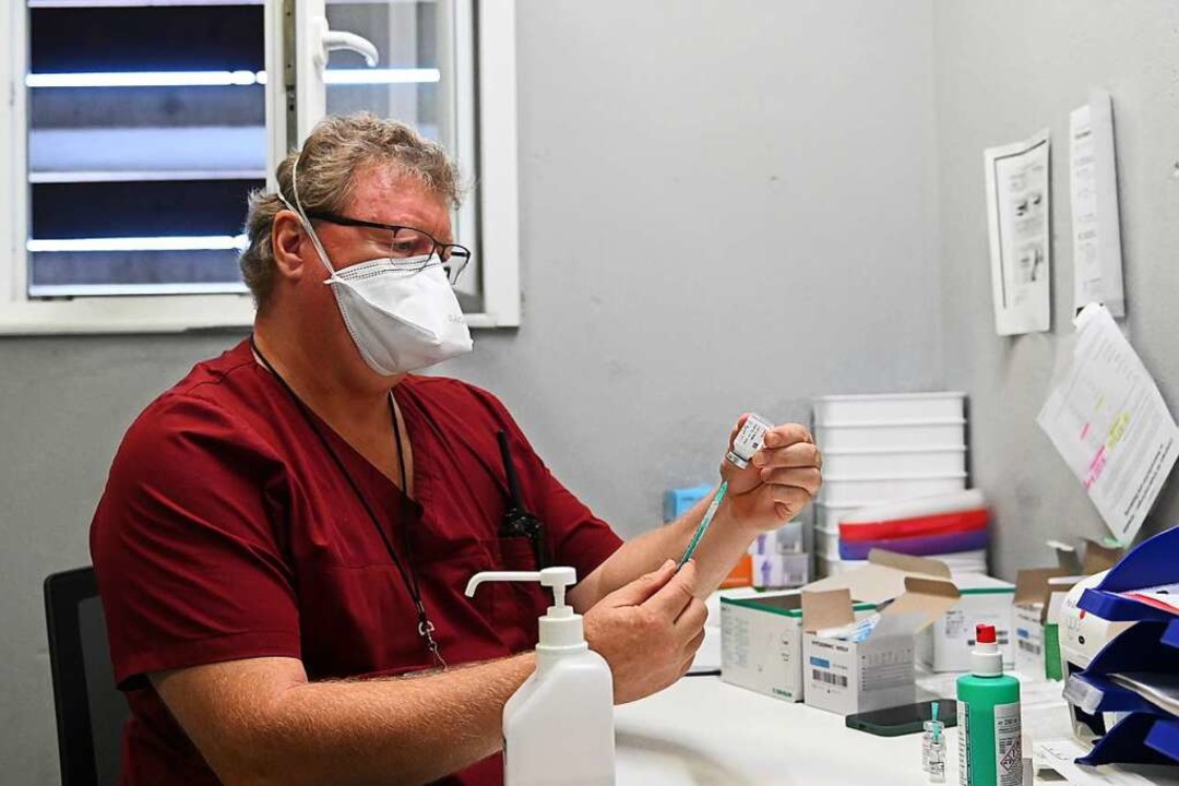 Guido Burkhardt bereitet die Impfungen vor.  | Foto: Jonas Hirt