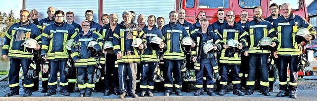 Die Feuerwehrabteilung hlingen im Jub...ungskommandant Michael Gampp (rechts).  | Foto:  
