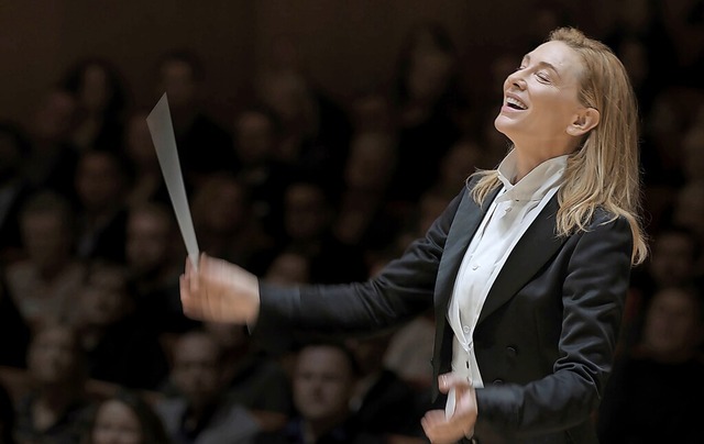 Nicht immun gegen die Verfhrung der M...igentin Lydia Tar in &#8222;Tar&#8220;  | Foto: Florian Hoffmeister (dpa)