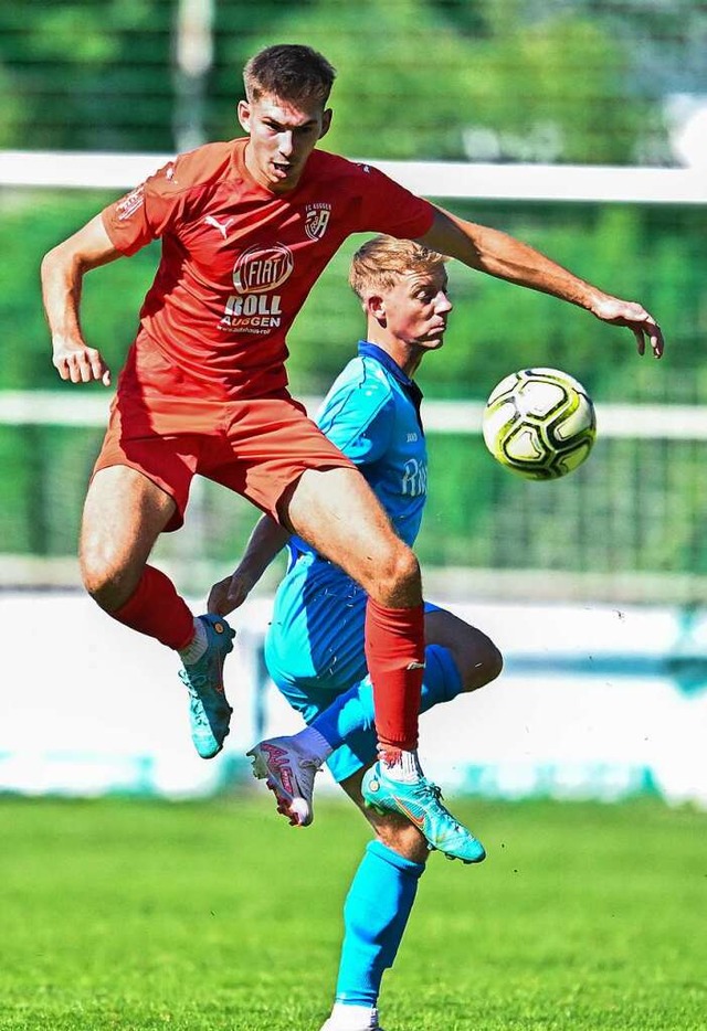 Auf dem Sprung: Julian Saur vom FC Auggen vor dem Bahlinger Marco Bauer.  | Foto: Achim Keller