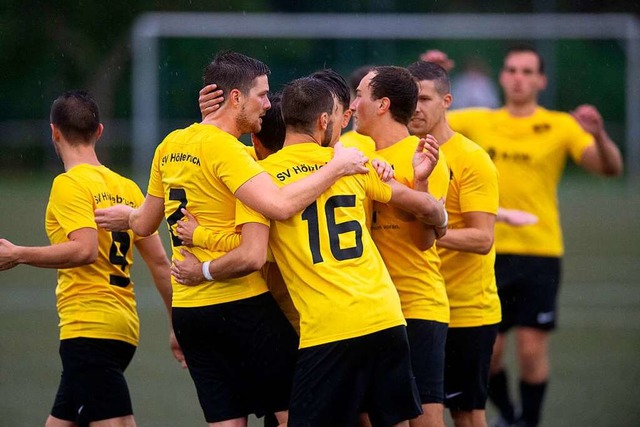 Gelb-schwarzes Jubel-Rudel: Fuball-Be...ufsteiger Neukirch/Gtenbach mit  4:1.  | Foto: Wolfgang Scheu