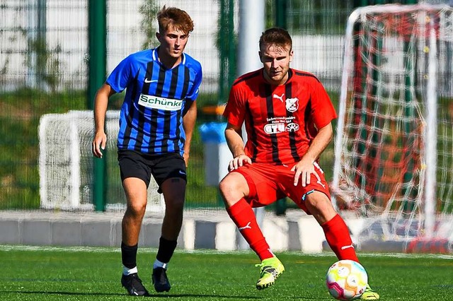 Tor und Vorlage: Binzens Strmer Nils Mayer (rechts) gegen Sedrik Schmidt  | Foto: Thomas He