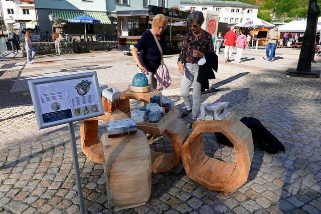 Kufer greifen bei der Skulpturenversteigerung beherzt zu