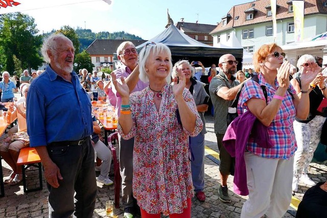 Nach der Auktion wurde auf dem Domplatz ausgelassen gefeiert.   | Foto: Susanne Filz