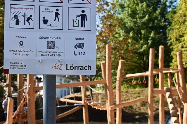 Am Spielplatz Krake in Stetten-Sd ste...Schild mit QR-Code zum Schadensmelder.  | Foto: Thomas Loisl Mink