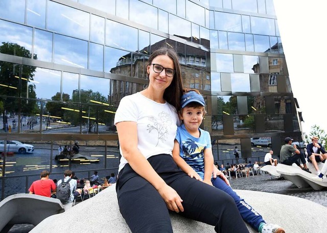 Alina Oshomok und Mischa vor der Unibibliothek  | Foto: Rita Eggstein