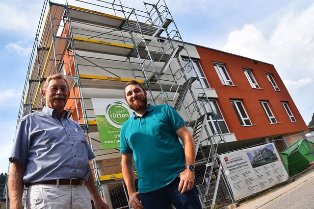 Reinhard Heichel (links) und Bauleiter... auf den Baufortschritt am Pflegeheim.  | Foto: Nicolai Kapitz