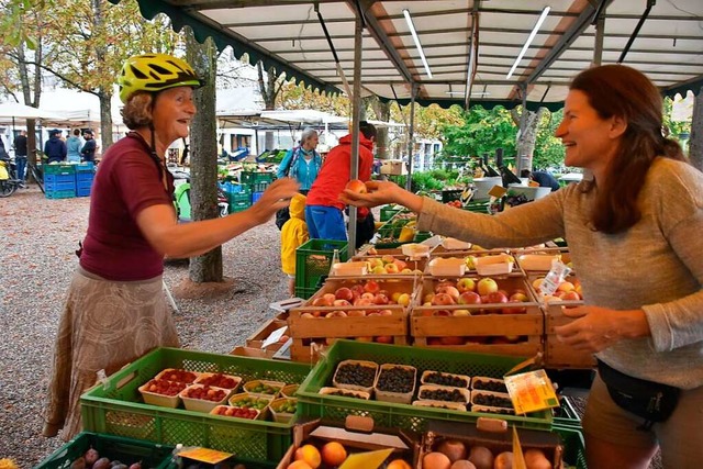 Anita (links) kauft einen Apfel und findet ihn dann &#8222;saugut&#8220;.  | Foto: Wolfgang Weismann