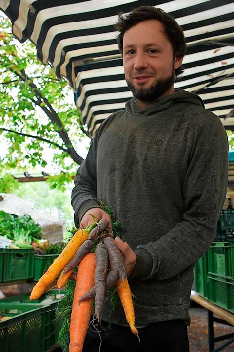 Florian Binder will Karotten verkaufen, die gut sind, nicht billig. Und bunt!  | Foto: Wolfgang Weismann