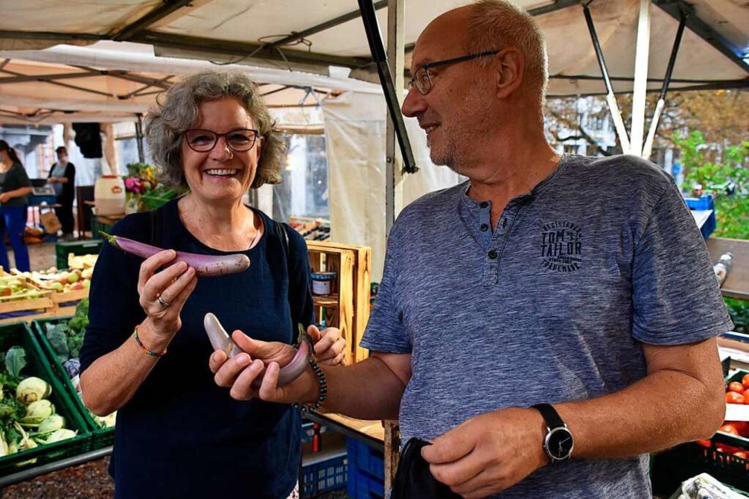 Lucia und Volker kaufen lieber zwei oder drei oder vier Auberginen mehr.  | Foto: Wolfgang Weismann
