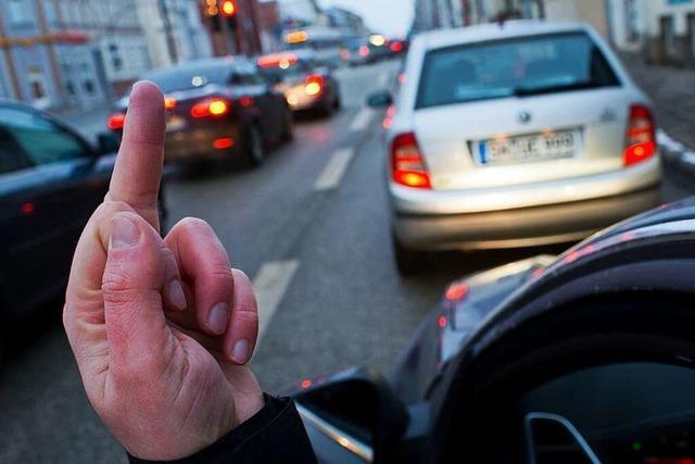 Karambolage und Stinkefinger in Schopfheim: Polizei sucht Seat-Fahrer