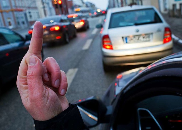 Dieses Handzeichen soll der Autofahrer dem Teenager gezeigt haben.  | Foto: Jens Bttner