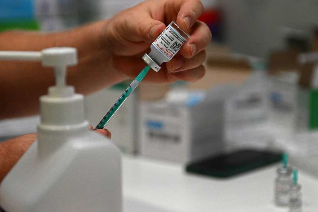Der Impfstoff von Moderna wird im Maul...mpfstützpunkt in eine Spritze gezogen.  | Foto: Jonas Hirt