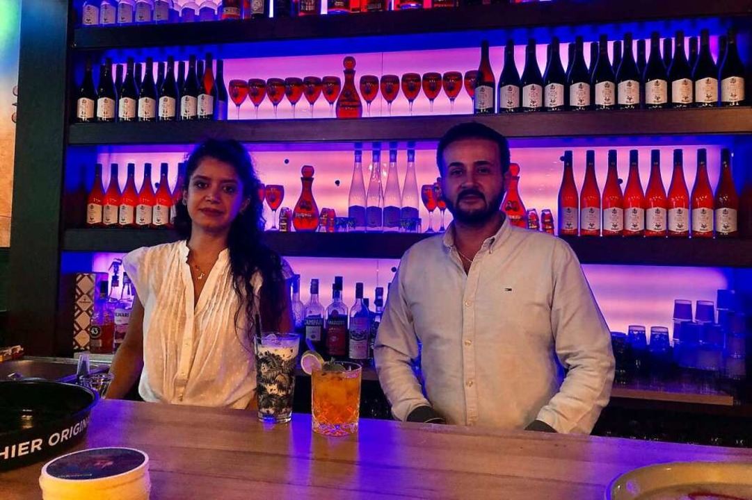 Sahar Samimi und Betreiber Mohammad Dirafzoon im neuen Restaurant Shahaneh  | Foto: Jennifer Fuchs