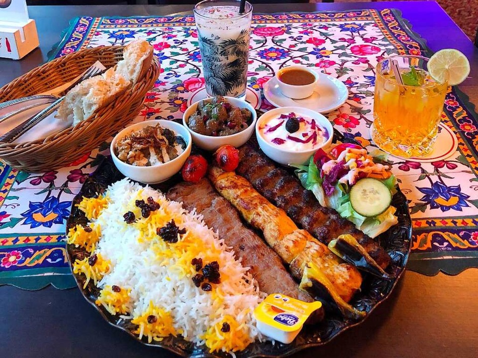 Eine Mischung aus typisch persischen Spezialitäten, darunter  Koobideh  | Foto: Jennifer Fuchs
