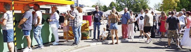 Beim Eimeldinger Dorffest herrschte gr...langen Warteschlangen vor den Stnden.  | Foto: Herbert Frey